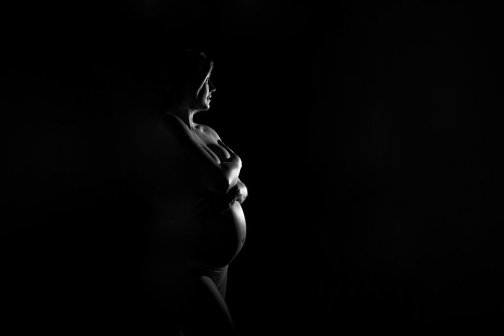 black and white moody portrait of pregnant lasy for a maternity session by seona misumi photography