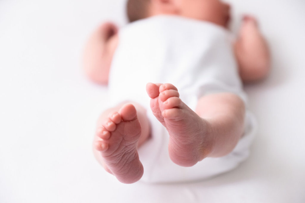 newborn  baby feet by seona misumi photography in glasgow